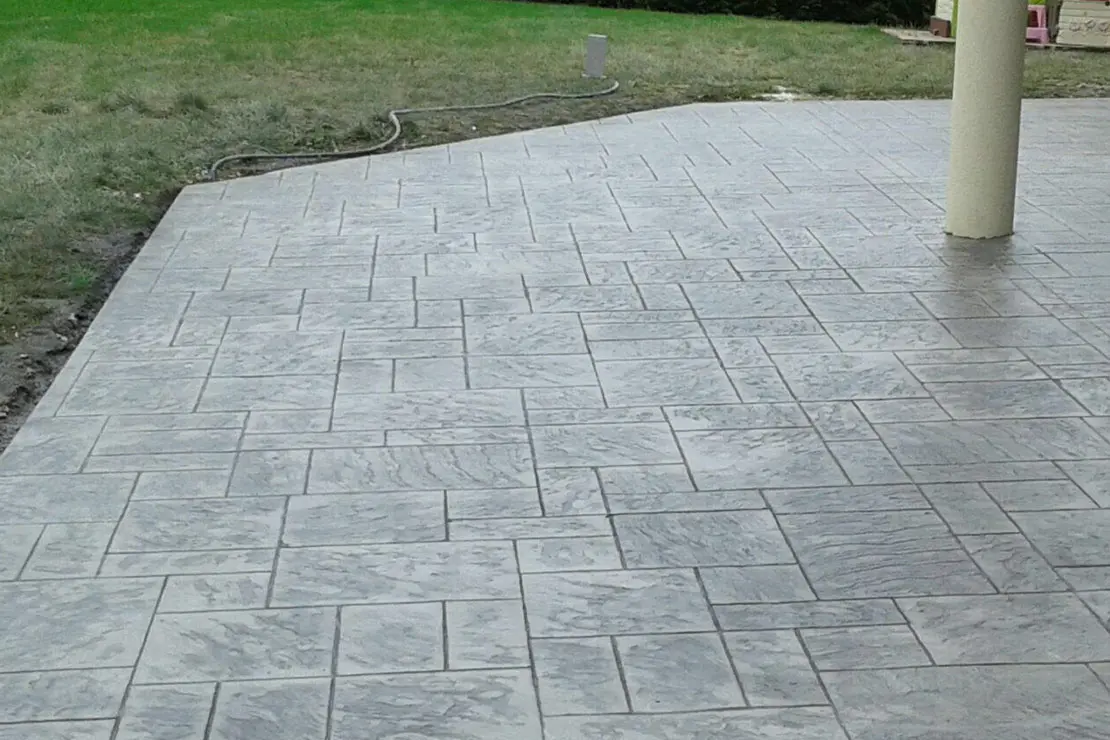 Aplicación de hormigón impreso en exteriores.